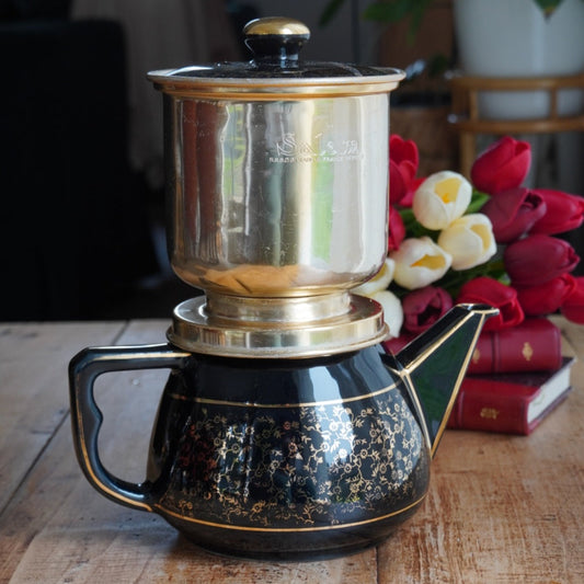Cafetière "Théalie" en céramique française noire aux motifs fleuris dorés et son filtre à café en aluminium doré Salam années 50/60