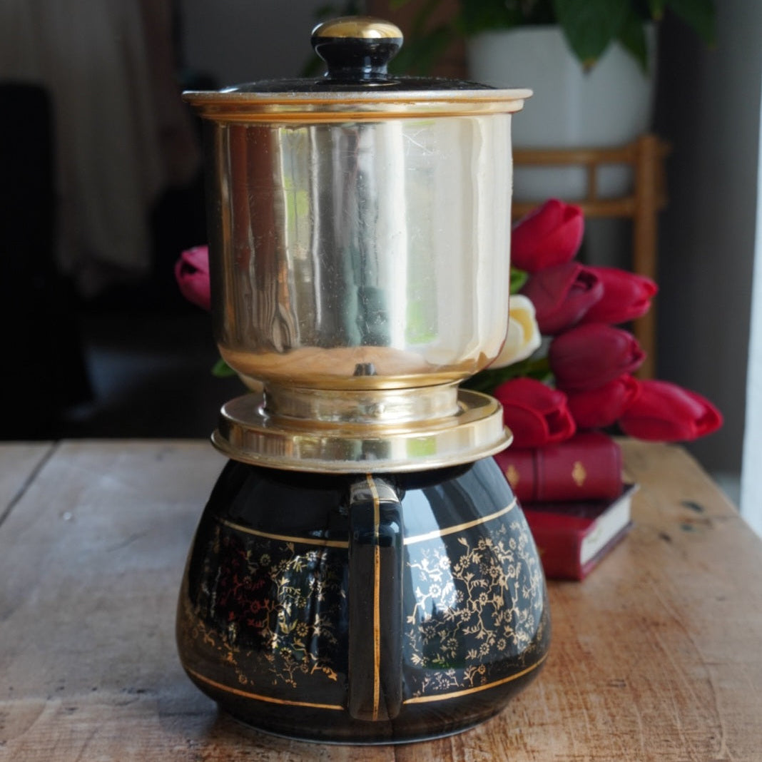 Cafetière "Théalie" en céramique française noire aux motifs fleuris dorés et son filtre à café en aluminium doré Salam années 50/60