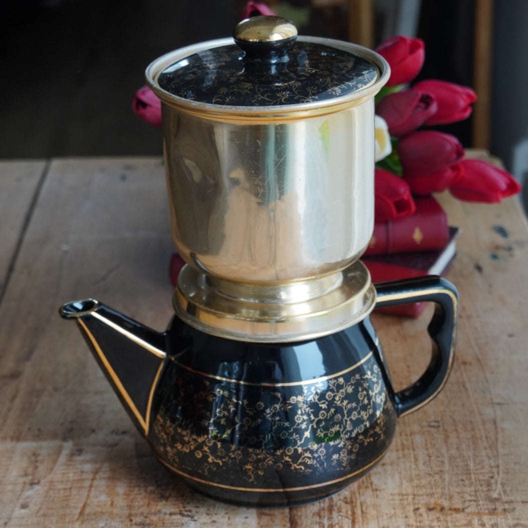 Cafetière "Théalie" en céramique française noire aux motifs fleuris dorés et son filtre à café en aluminium doré Salam années 50/60
