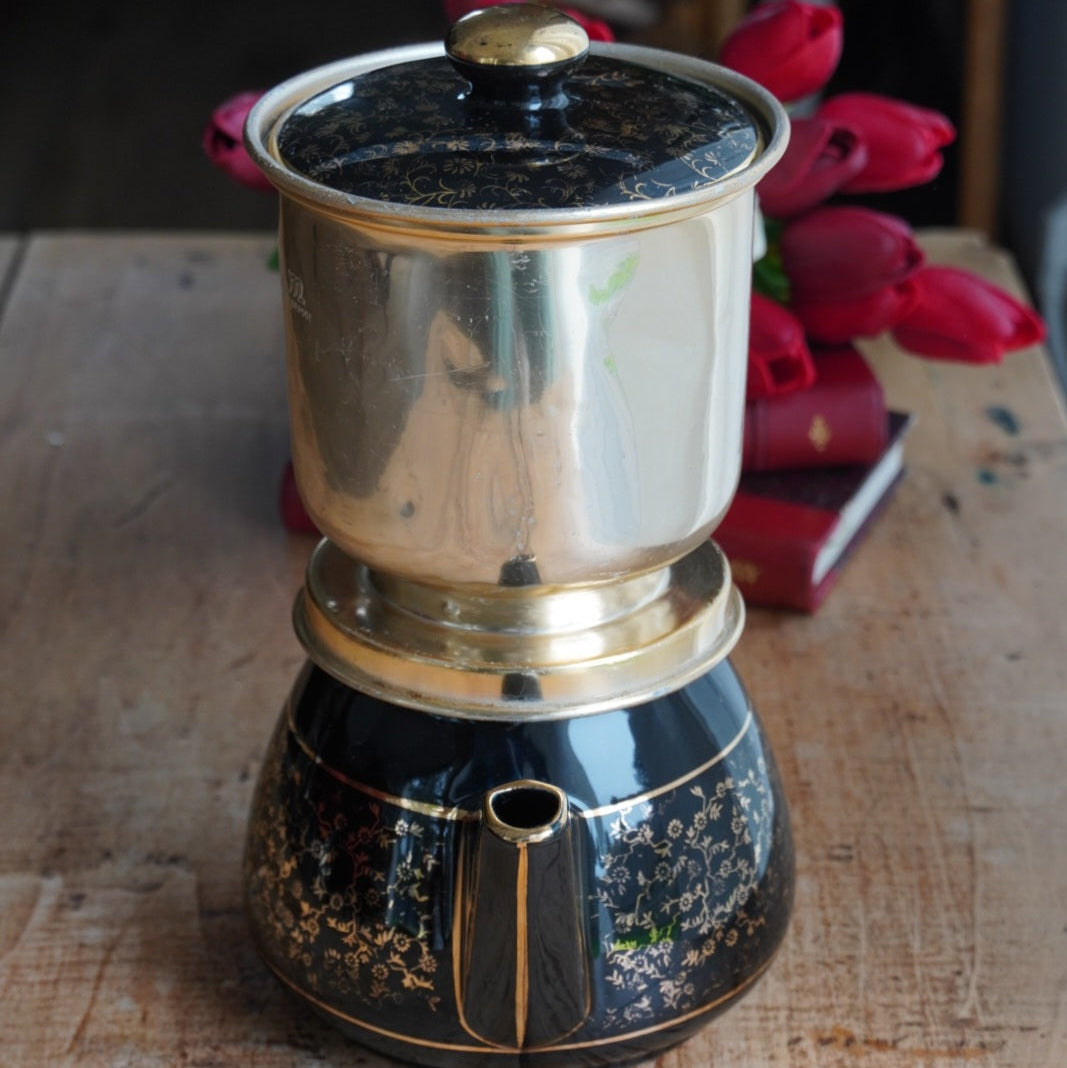 Cafetière "Théalie" en céramique française noire aux motifs fleuris dorés et son filtre à café en aluminium doré Salam années 50/60