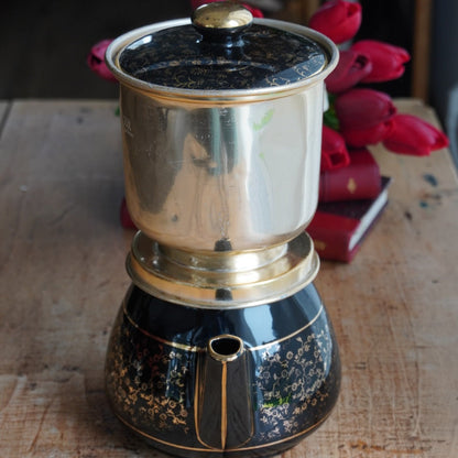 Cafetière "Théalie" en céramique française noire aux motifs fleuris dorés et son filtre à café en aluminium doré Salam années 50/60