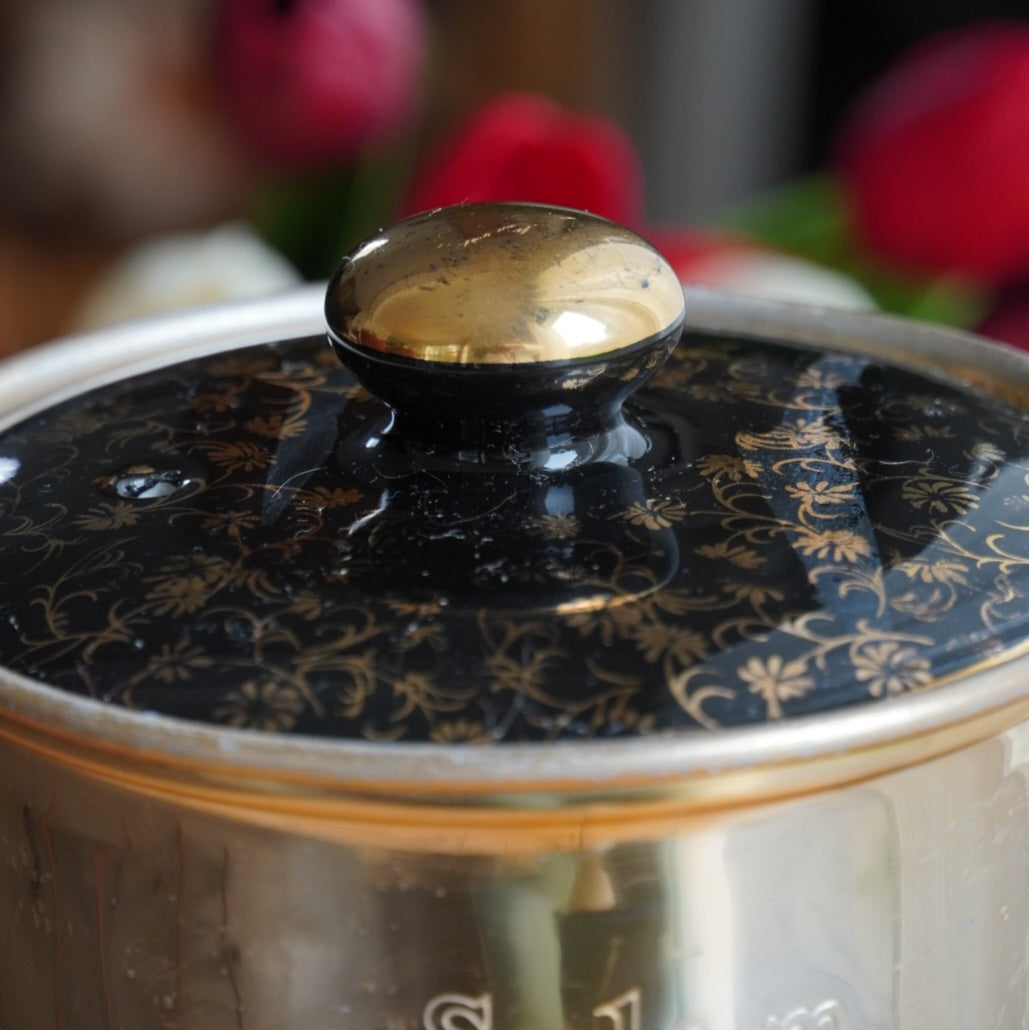 Cafetière "Théalie" en céramique française noire aux motifs fleuris dorés et son filtre à café en aluminium doré Salam années 50/60