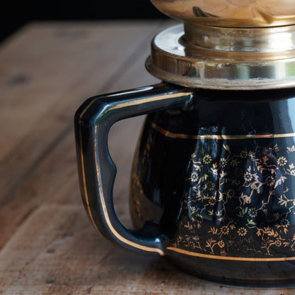 Cafetière "Théalie" en céramique française noire aux motifs fleuris dorés et son filtre à café en aluminium doré Salam années 50/60