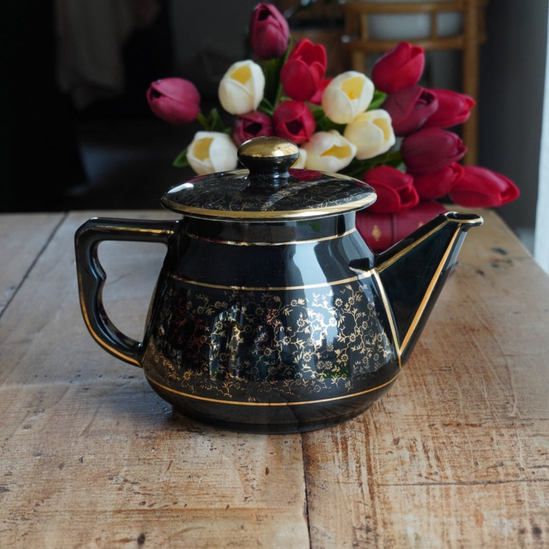 Cafetière "Théalie" en céramique française noire aux motifs fleuris dorés et son filtre à café en aluminium doré Salam années 50/60