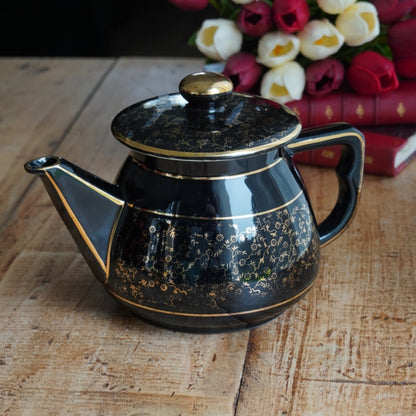 Cafetière "Théalie" en céramique française noire aux motifs fleuris dorés et son filtre à café en aluminium doré Salam années 50/60