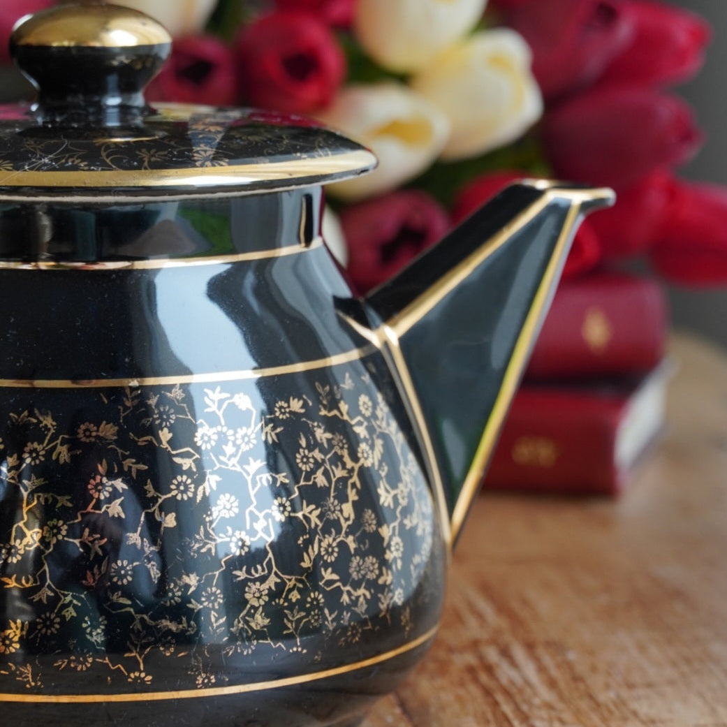 Cafetière "Théalie" en céramique française noire aux motifs fleuris dorés et son filtre à café en aluminium doré Salam années 50/60