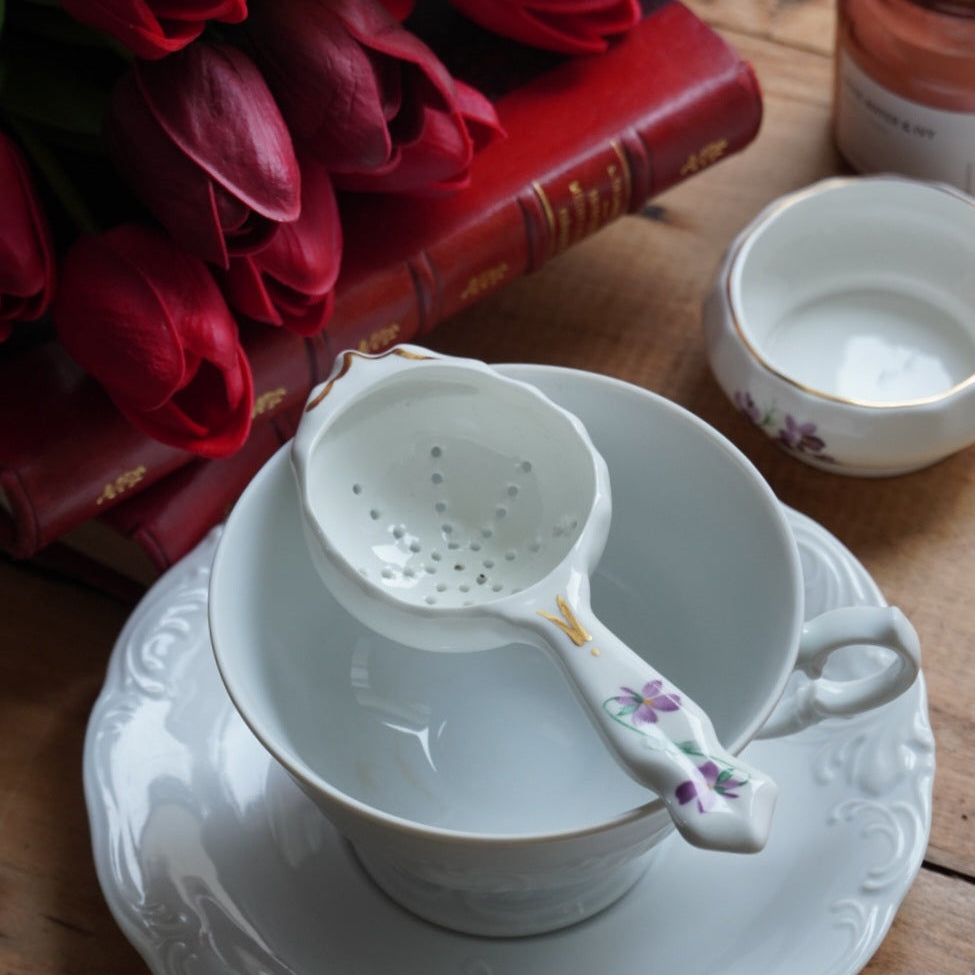 Passoire à thé "Mabel" en porcelaine anglaise fleurie et dorée avec son support Windsor
