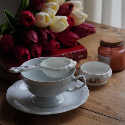 Passoire à thé "Mabel" en porcelaine anglaise fleurie et dorée avec son support Windsor