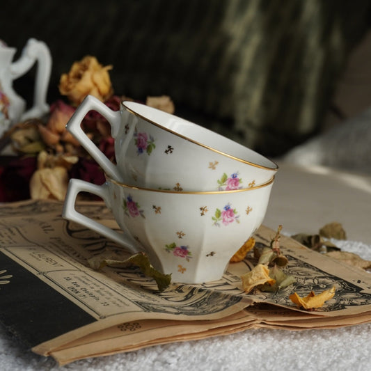 Tête-à-tête de tasses "Alphonsine" en porcelaine de Foëcy fleurie et dorée Lourioux