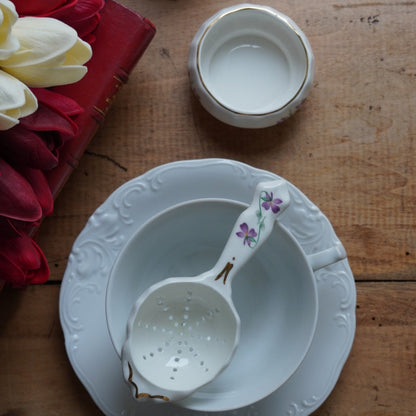 Passoire à thé "Mabel" en porcelaine anglaise fleurie et dorée avec son support Windsor
