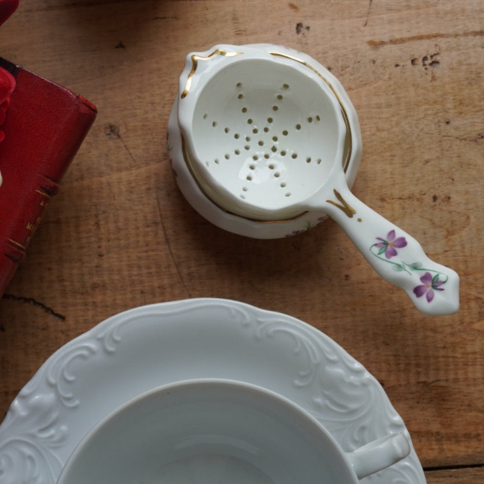 Passoire à thé "Mabel" en porcelaine anglaise fleurie et dorée avec son support Windsor