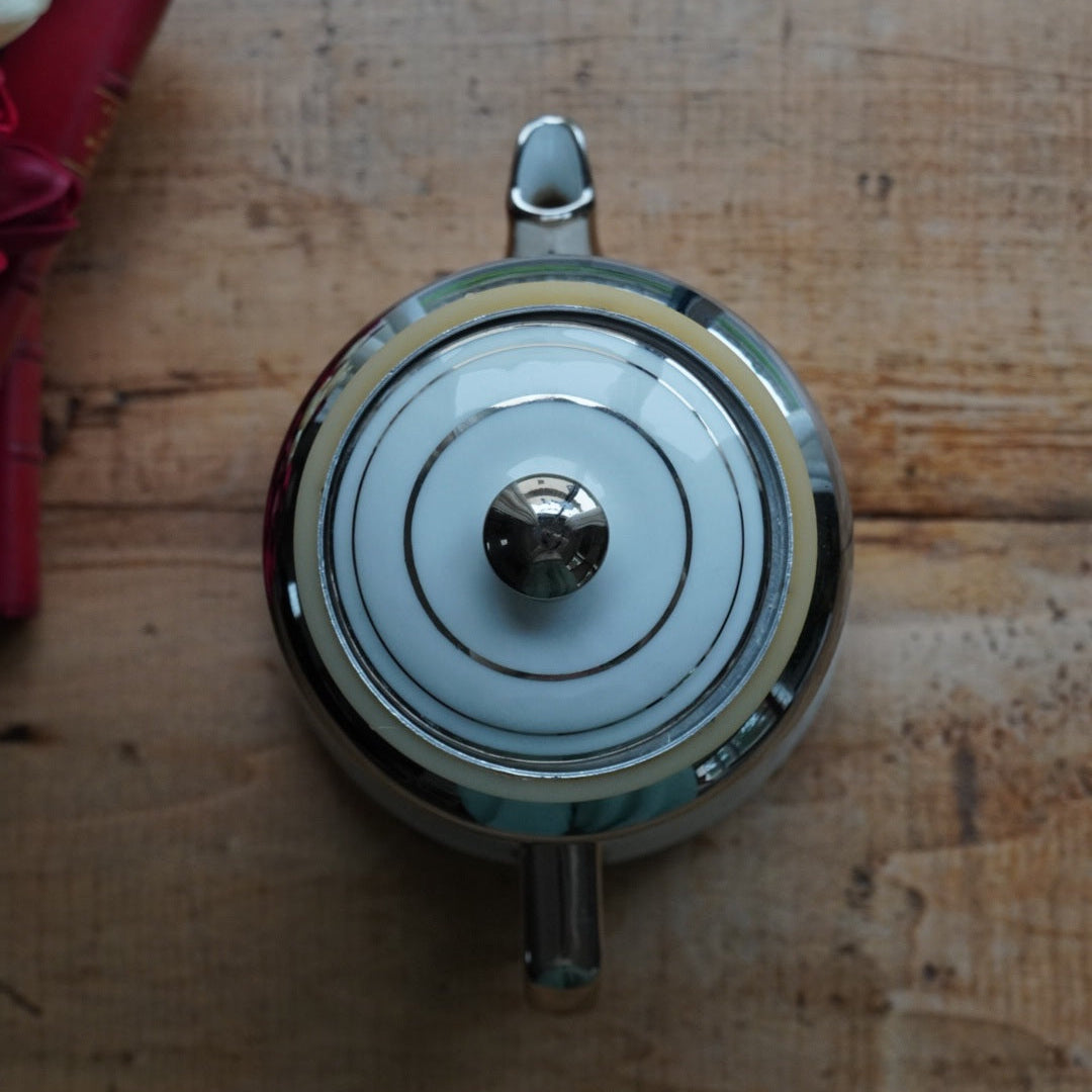 Cafetière "Thérine" en céramique française blanche et argentée et son filtre à café argenté en aluminium MTM années 50/60