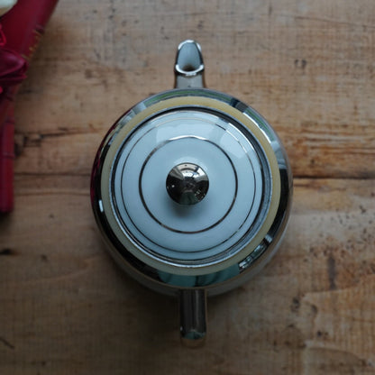 Cafetière "Thérine" en céramique française blanche et argentée et son filtre à café argenté en aluminium MTM années 50/60