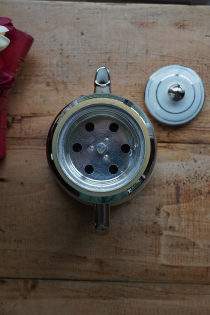 Cafetière "Thérine" en céramique française blanche et argentée et son filtre à café argenté en aluminium MTM années 50/60