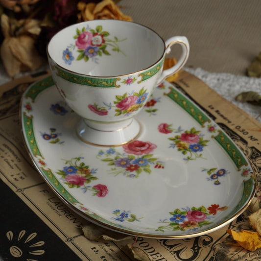 Tasse "Glenda" et sa grande sous-tasse en porcelaine anglaise fleurie et dorée Royal Tuscan