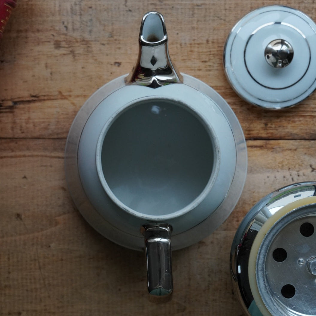 Cafetière "Thérine" en céramique française blanche et argentée et son filtre à café argenté en aluminium MTM années 50/60