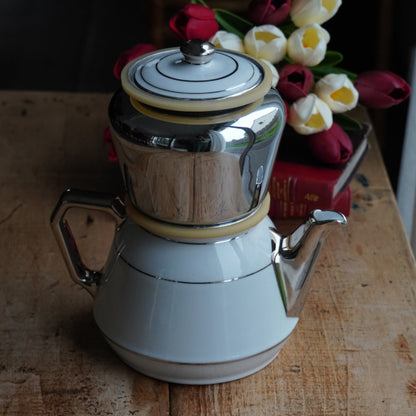 Cafetière "Thérine" en céramique française blanche et argentée et son filtre à café argenté en aluminium MTM années 50/60