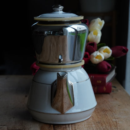 Cafetière "Thérine" en céramique française blanche et argentée et son filtre à café argenté en aluminium MTM années 50/60