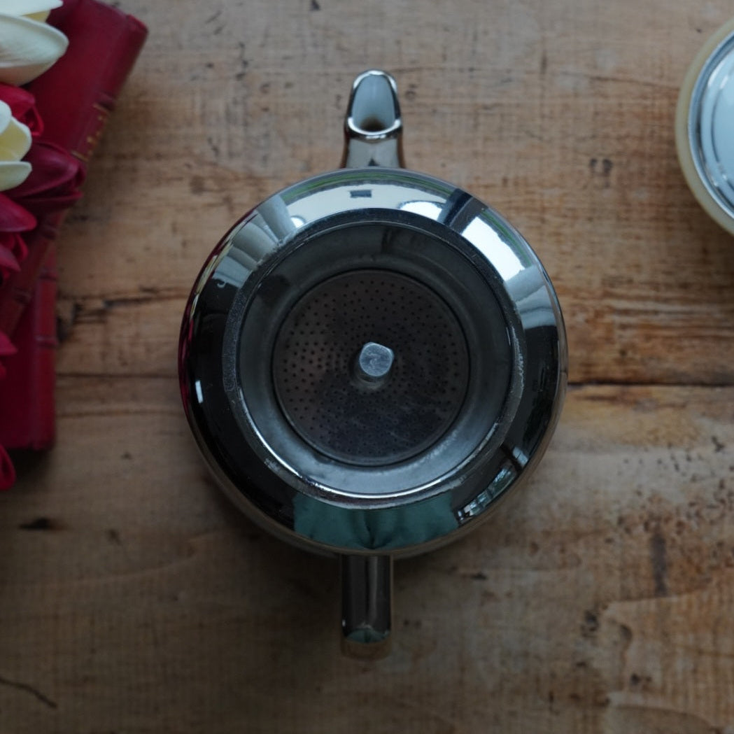 Cafetière "Thérine" en céramique française blanche et argentée et son filtre à café argenté en aluminium MTM années 50/60