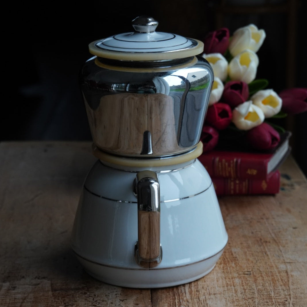 Cafetière "Thérine" en céramique française blanche et argentée et son filtre à café argenté en aluminium MTM années 50/60