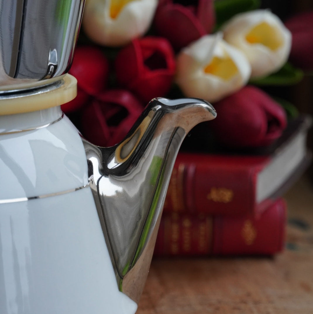 Cafetière "Thérine" en céramique française blanche et argentée et son filtre à café argenté en aluminium MTM années 50/60