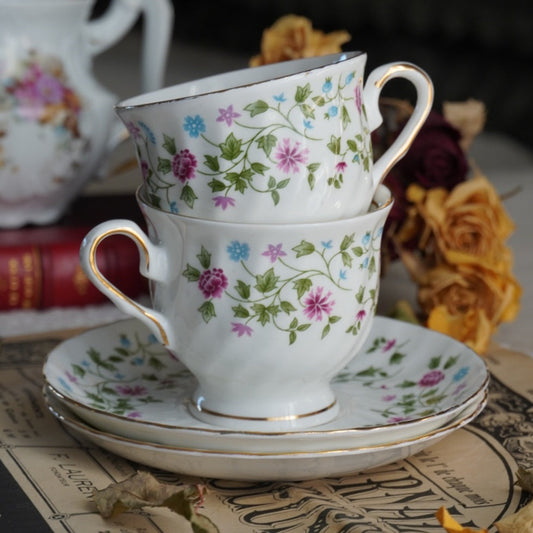Tête-à-tête de tasses "Lily" en porcelaine anglaise fleurie et dorée Balmoral Castel