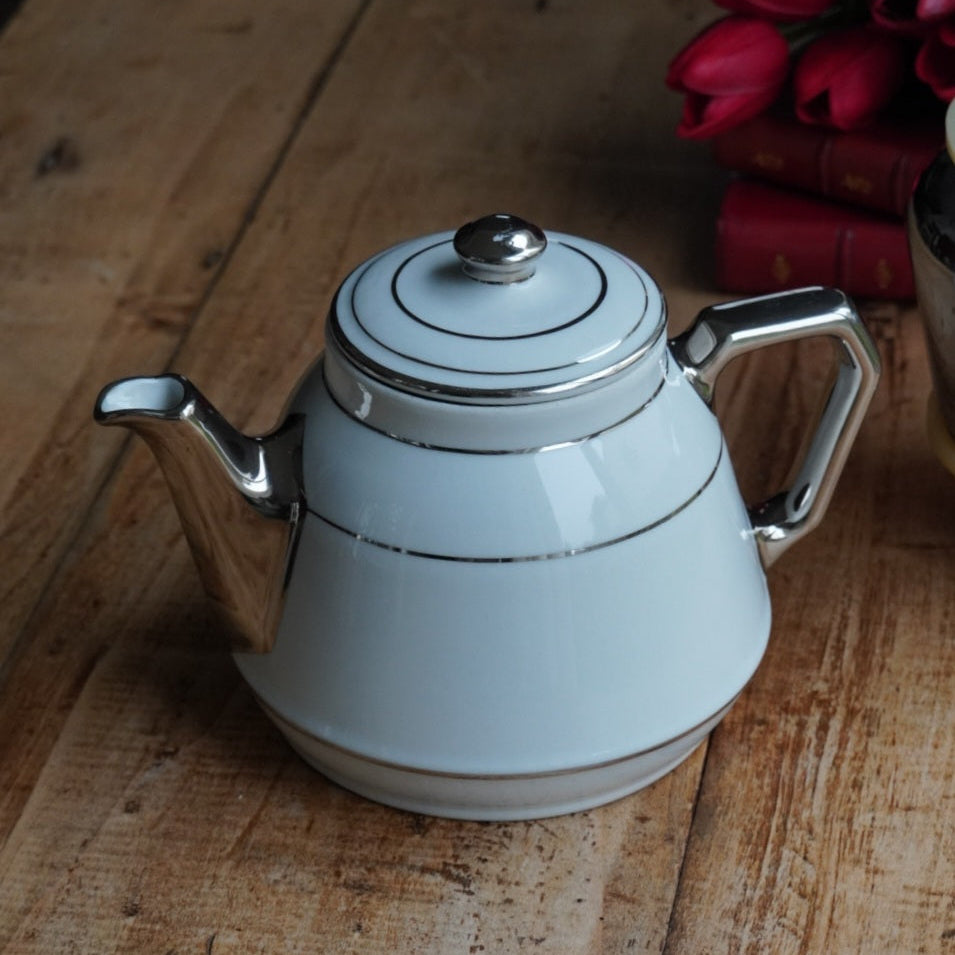 Cafetière "Thérine" en céramique française blanche et argentée et son filtre à café argenté en aluminium MTM années 50/60