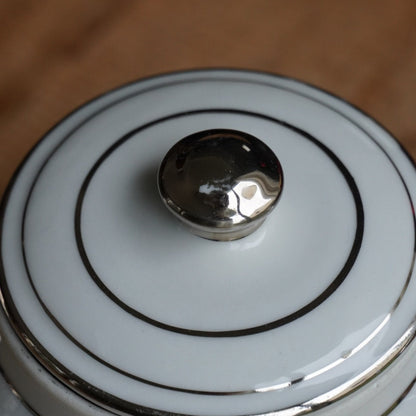 Cafetière "Thérine" en céramique française blanche et argentée et son filtre à café argenté en aluminium MTM années 50/60