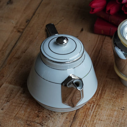 Cafetière "Thérine" en céramique française blanche et argentée et son filtre à café argenté en aluminium MTM années 50/60