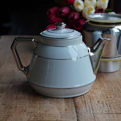 Cafetière "Thérine" en céramique française blanche et argentée et son filtre à café argenté en aluminium MTM années 50/60
