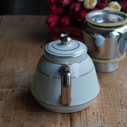 Cafetière "Thérine" en céramique française blanche et argentée et son filtre à café argenté en aluminium MTM années 50/60