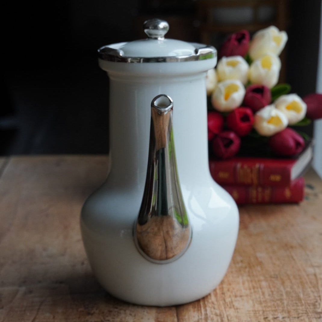 Grande théière "Thalie" en porcelaine de Limoges blanche et argentée Aluminite Frugier