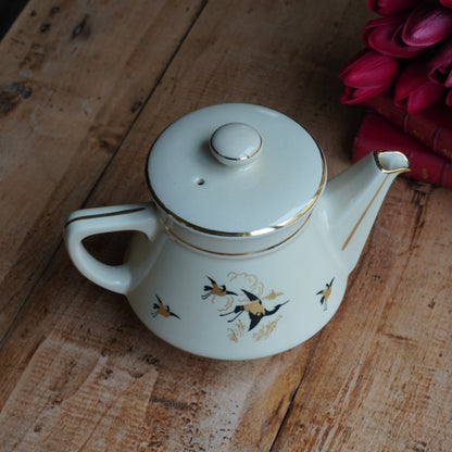 Cafetière "Thérine" en céramique française couleur crème et motifs de hérons avec dorures années 50/60