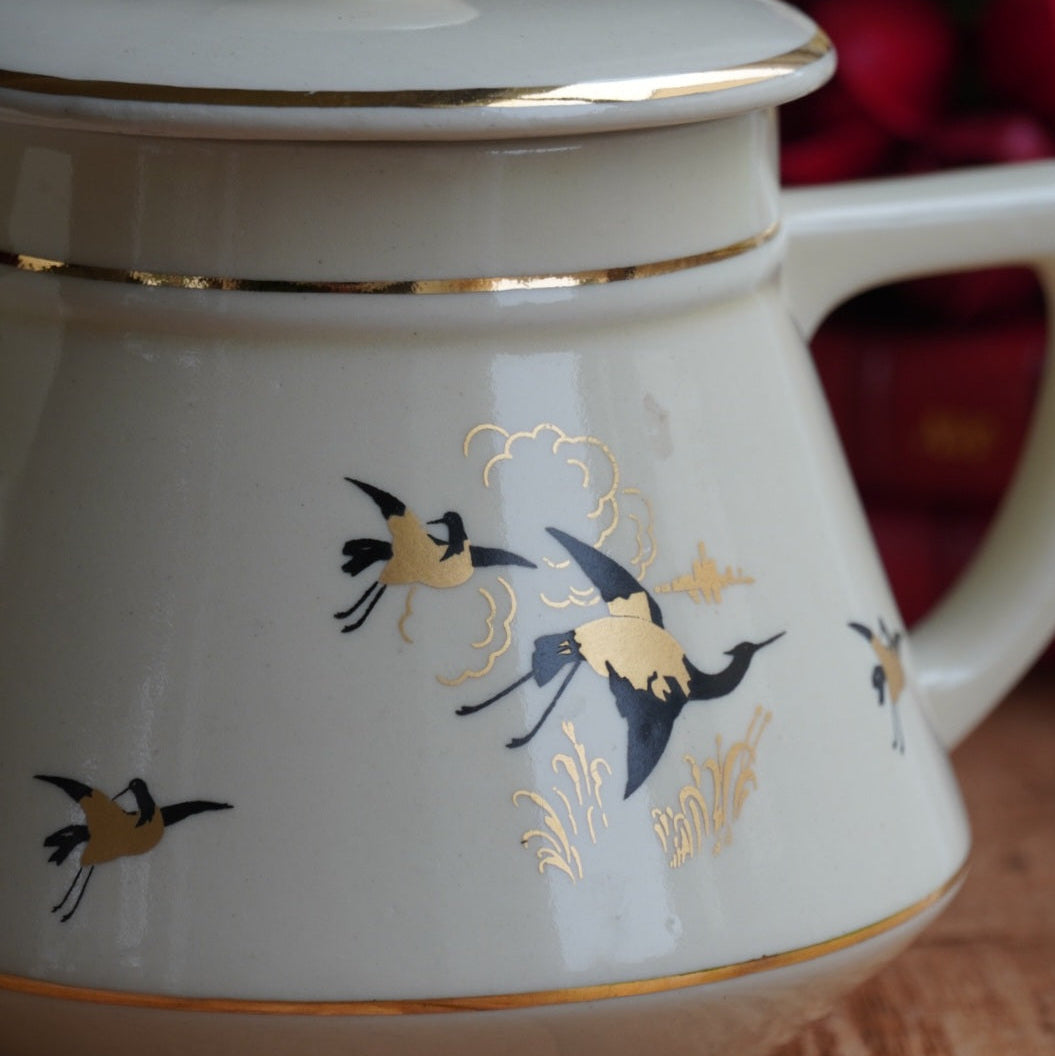 Cafetière "Thérine" en céramique française couleur crème et motifs de hérons avec dorures années 50/60