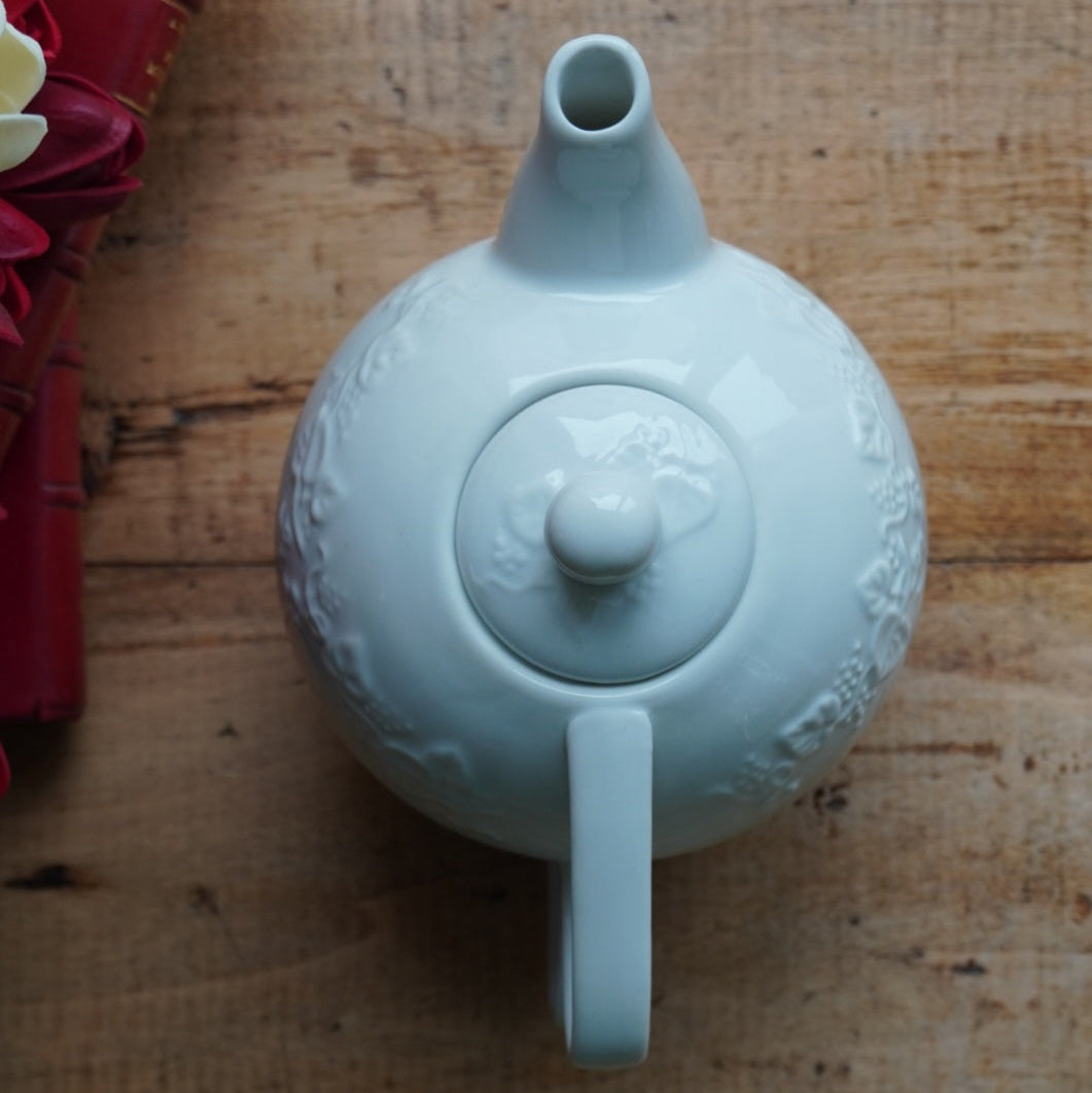 Théière solitaire "Liette" en porcelaine de Limoges blanche et aux motifs de fruits en relief Tharaud modèle Lierre Sauvage