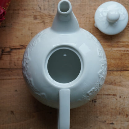 Théière solitaire "Liette" en porcelaine de Limoges blanche et aux motifs de fruits en relief Tharaud modèle Lierre Sauvage