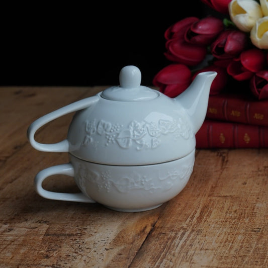 Théière solitaire "Liette" en porcelaine de Limoges blanche et aux motifs de fruits en relief Tharaud modèle Lierre Sauvage