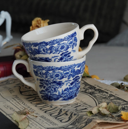 Tête-à-tête de tasses "Mary" en céramique anglaise aux motifs bleutés