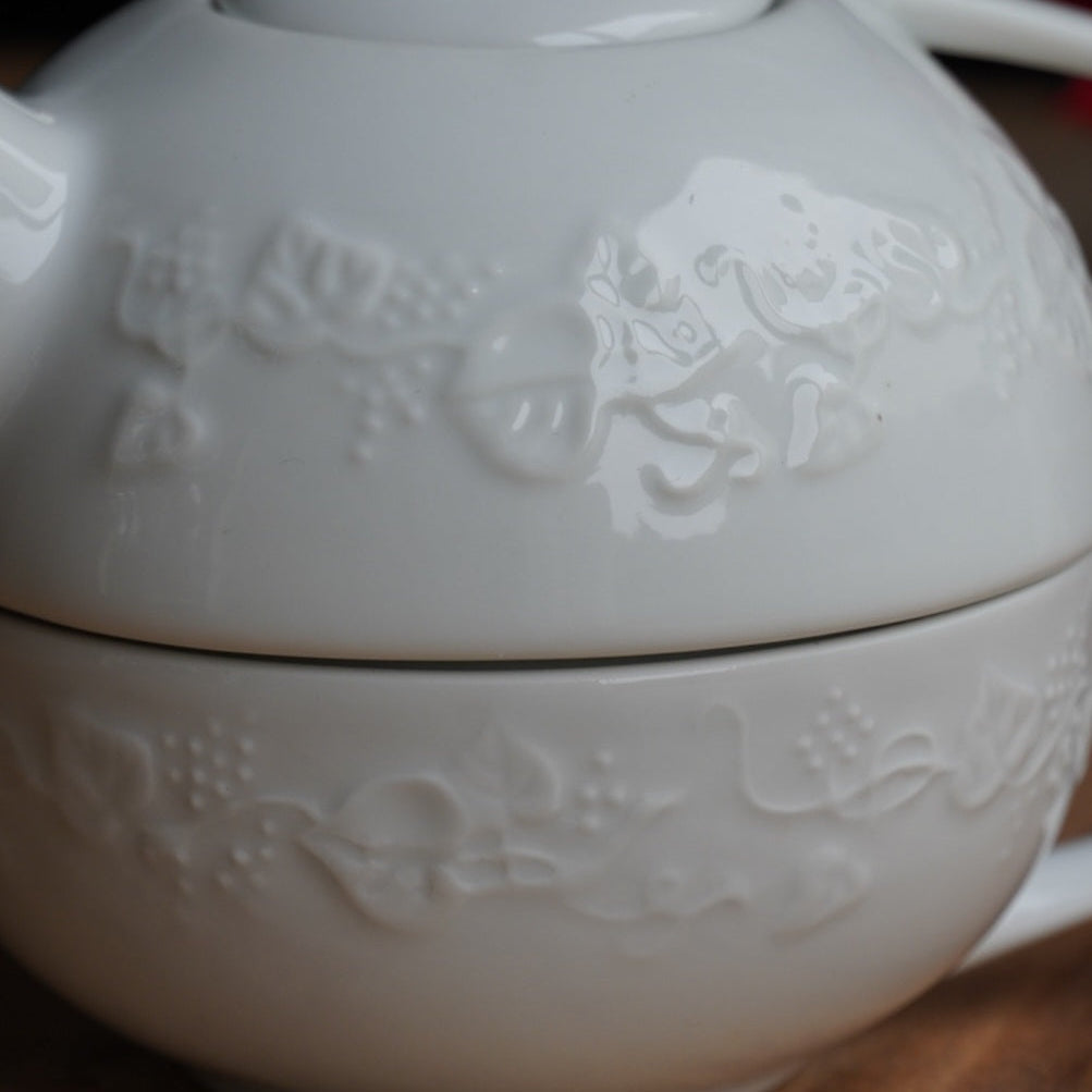 Théière solitaire "Liette" en porcelaine de Limoges blanche et aux motifs de fruits en relief Tharaud modèle Lierre Sauvage