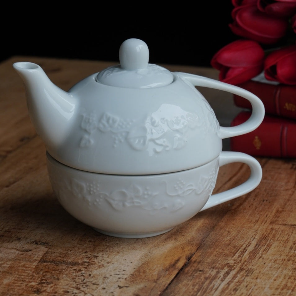 Théière solitaire "Liette" en porcelaine de Limoges blanche et aux motifs de fruits en relief Tharaud modèle Lierre Sauvage