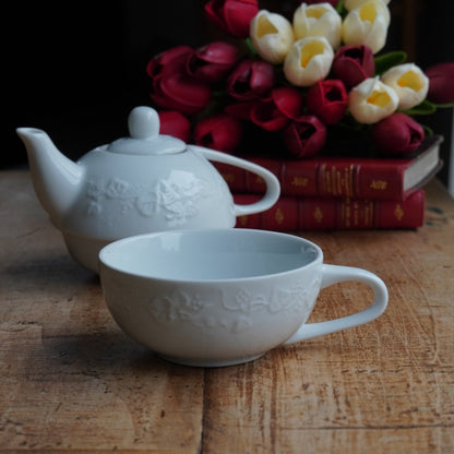 Théière solitaire "Liette" en porcelaine de Limoges blanche et aux motifs de fruits en relief Tharaud modèle Lierre Sauvage