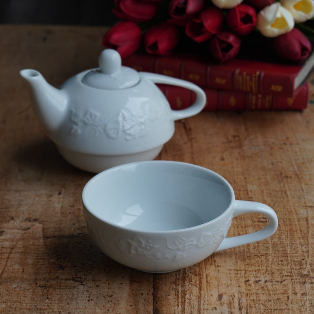 Théière solitaire "Liette" en porcelaine de Limoges blanche et aux motifs de fruits en relief Tharaud modèle Lierre Sauvage