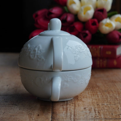 Théière solitaire "Liette" en porcelaine de Limoges blanche et aux motifs de fruits en relief Tharaud modèle Lierre Sauvage