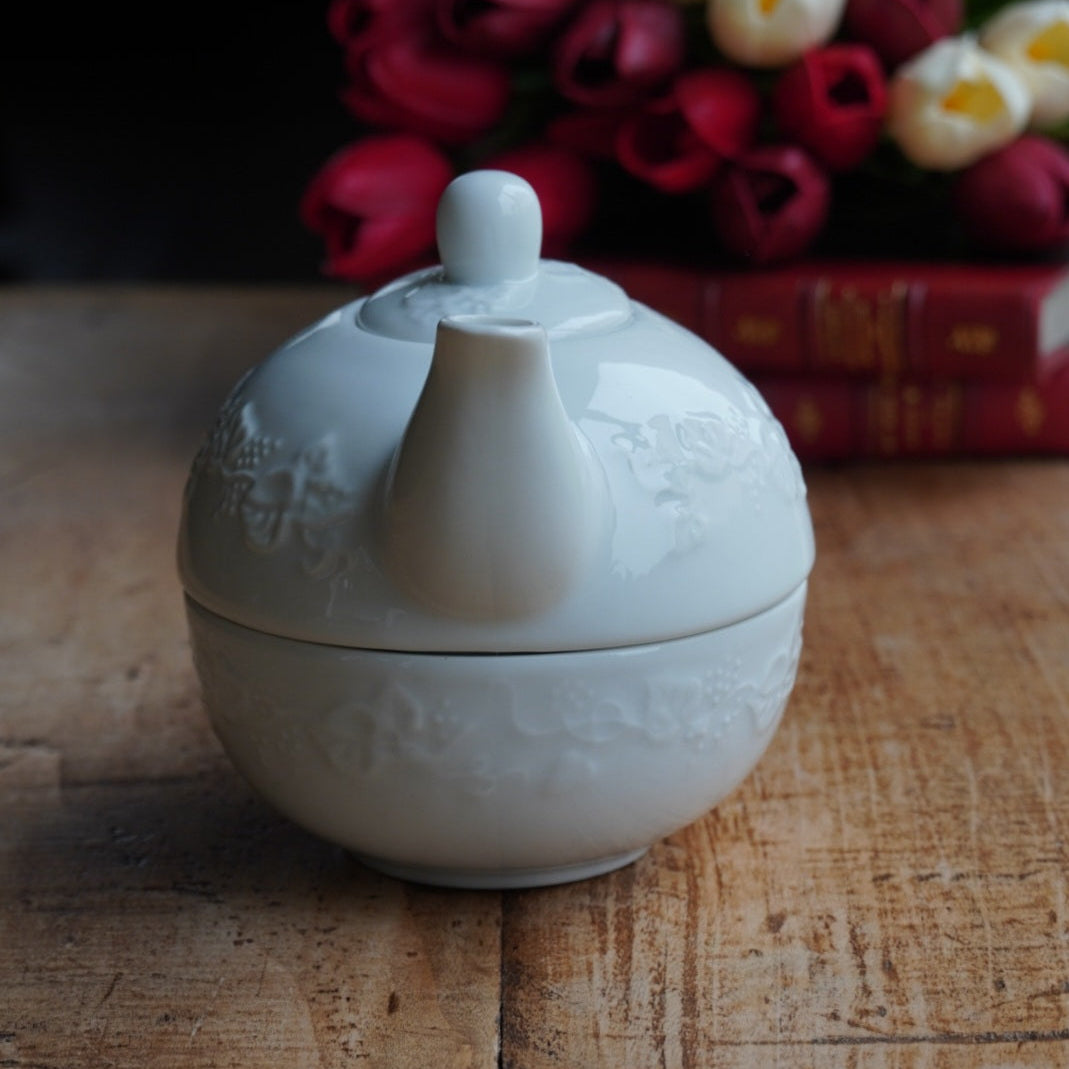 Théière solitaire "Liette" en porcelaine de Limoges blanche et aux motifs de fruits en relief Tharaud modèle Lierre Sauvage