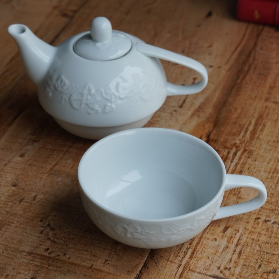 Théière solitaire "Liette" en porcelaine de Limoges blanche et aux motifs de fruits en relief Tharaud modèle Lierre Sauvage