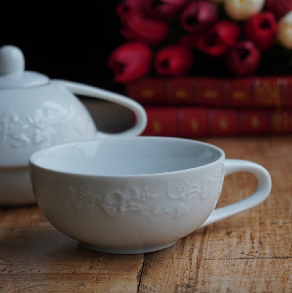 Théière solitaire "Liette" en porcelaine de Limoges blanche et aux motifs de fruits en relief Tharaud modèle Lierre Sauvage