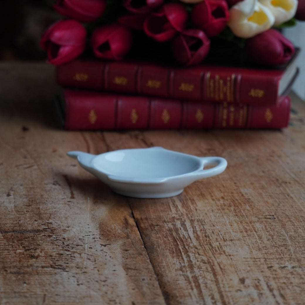 Repose-sachet "Viatime" en porcelaine blanche en forme de théière
