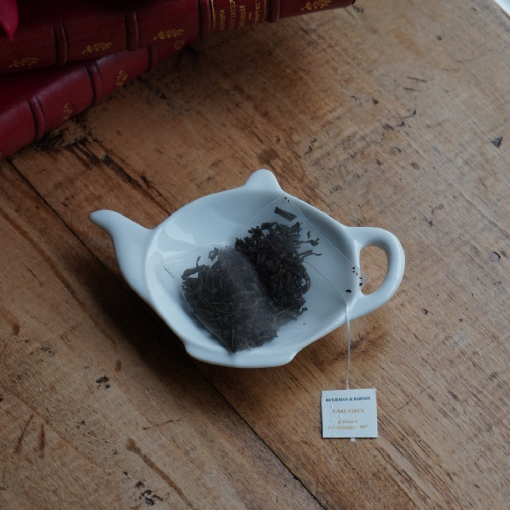 Repose-sachet "Viatime" en porcelaine blanche en forme de théière