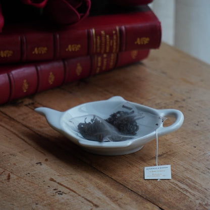 Repose-sachet "Viatime" en porcelaine blanche en forme de théière