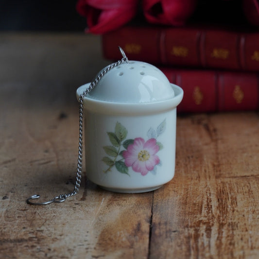 Boule à thé "Grace" en porcelaine anglaise avec son support fleuri Windsor